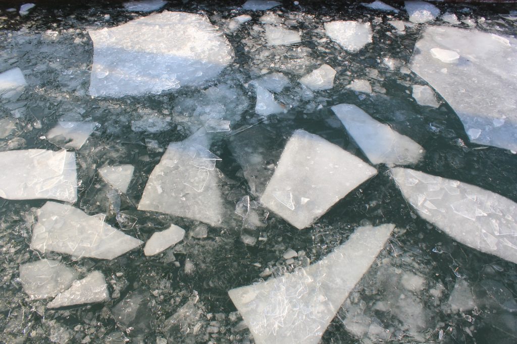 crack-ice-in-the-lake
